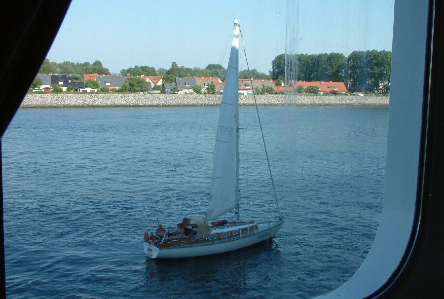 Warnem�nde: View through porthole