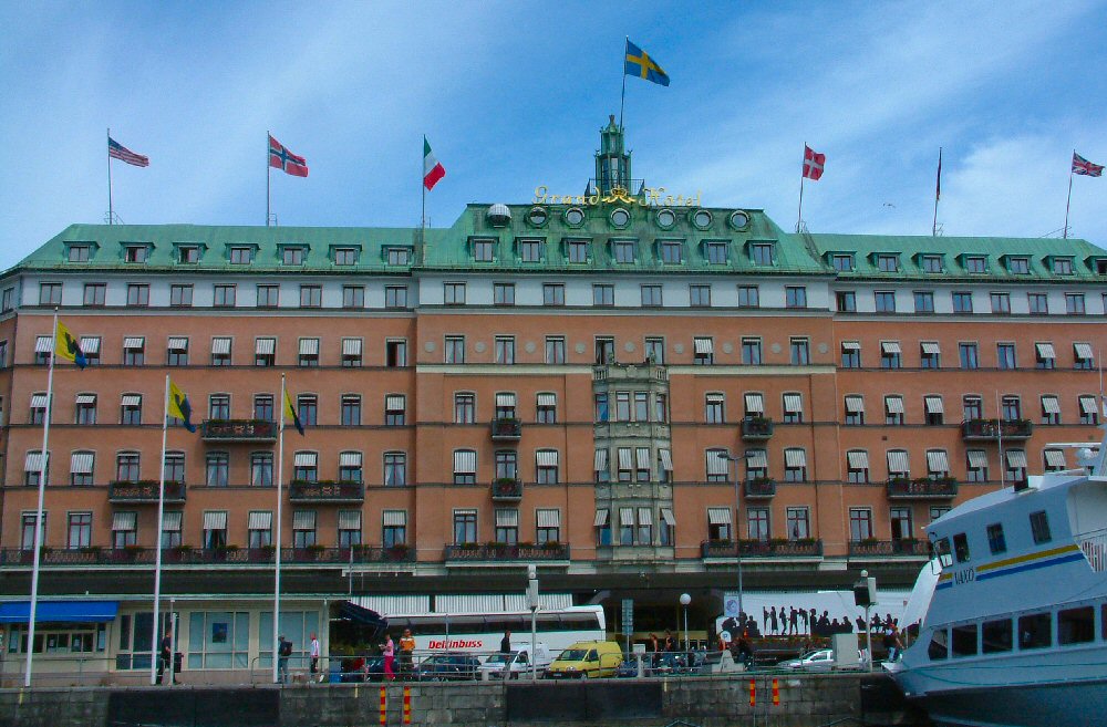 Stockholm: Grand H�tel from the water