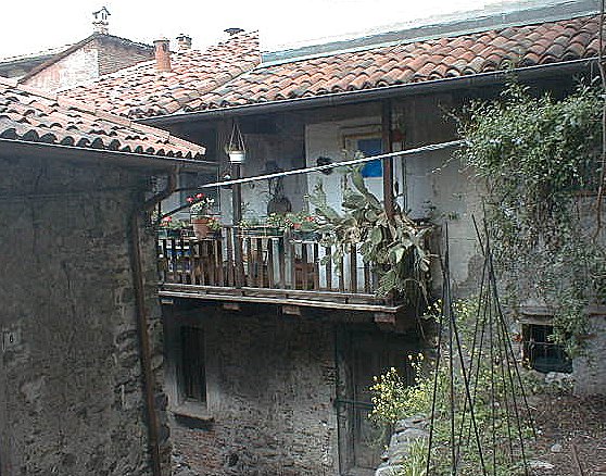 Isola Bella: Courtyard